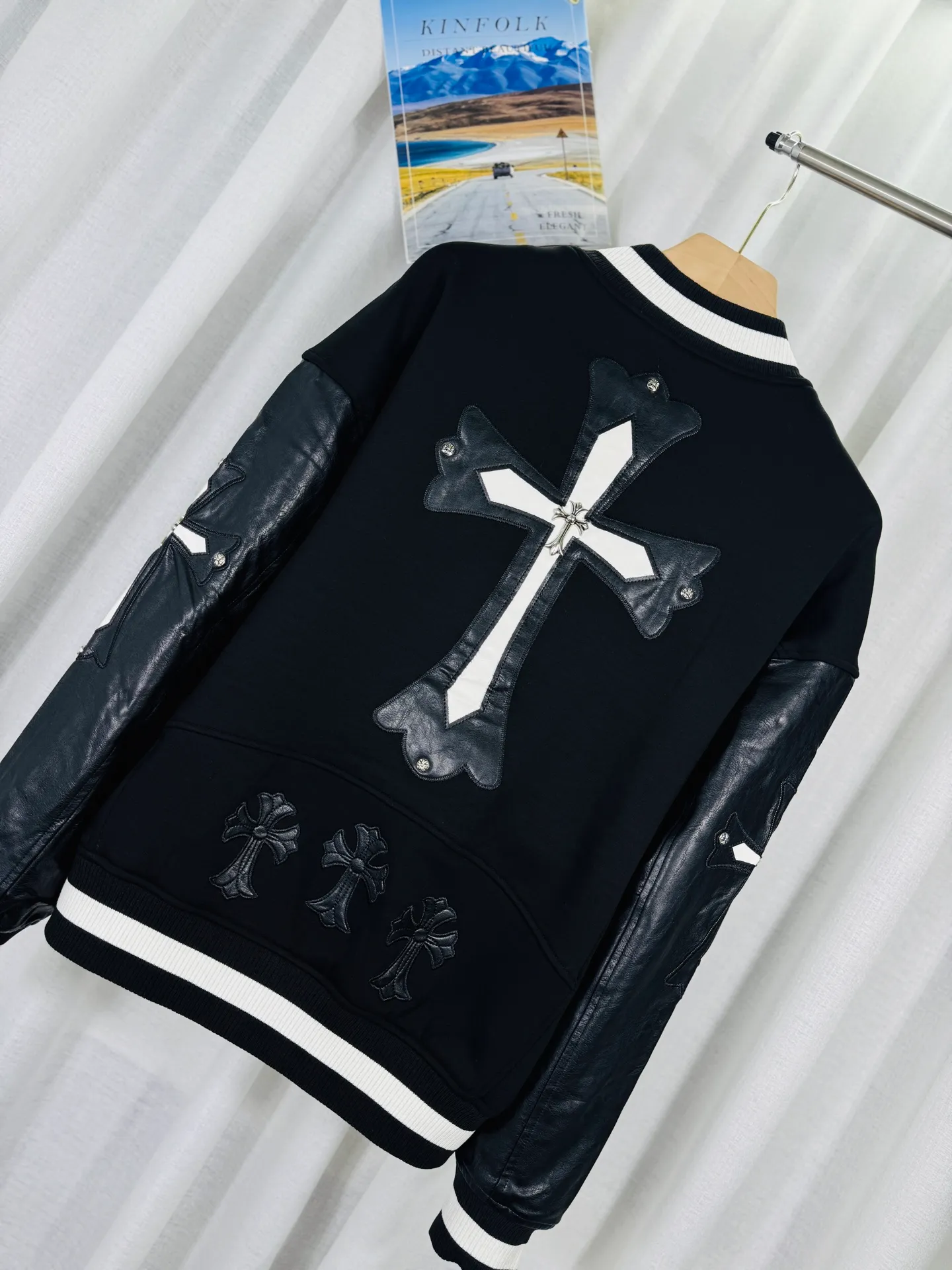 P560 top version, real shot without P, ​​different from market currency) 𝗖𝗵𝗿𝗼𝗺𝗲 𝗛𝗲𝗮𝗿𝘁𝘀/Cro Heart 2025 washed and burned flower patch embroidered autumn and winter new original single counter American patchwork 3D three-dimensional couple casual cardigan plus velvet baseball jacket 👑The highest version! Customized fabric 550g tripe terry fabric! American acid-washed and distressed original fabric, laser burning + leather embroidery, exquisite embroidery of beaded letters!  The best-selling model in the counter, very comfortable to wear. Accessories: original molded and authenticated collar label➕100% silk wash label. Genuine purchase-grade original hangtag➕matching hanging rope➕3D hanging beads➕original packaging bag. Craftsmanship: The original version has consistent wiring! The highest version of the armhole matching technique! Color: Black Size: S M L XL Style No.: 345